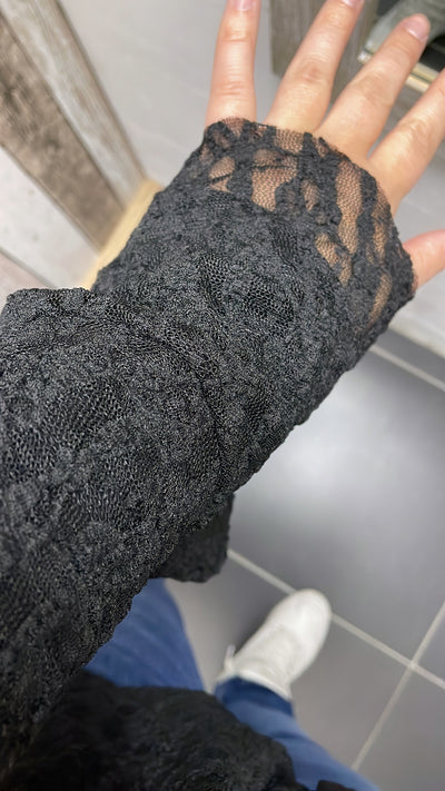 PS BLOUSE KANT ‘TROMPETMOUW’ | ZWART