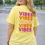 PS T-SHIRT ‘GOOD VIBES' | GEEL
