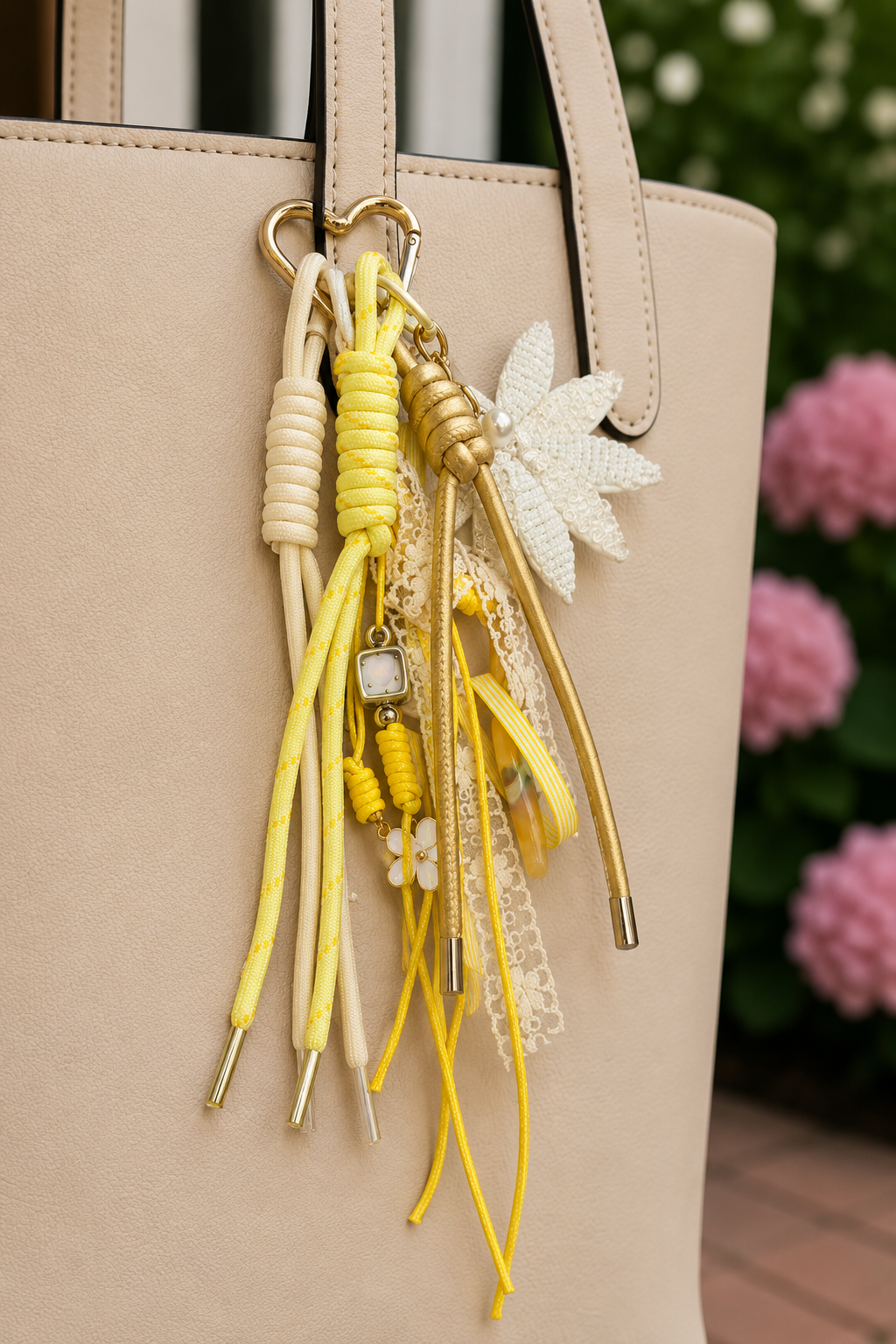 TASSENHANGER 'LOTUS' | GEEL