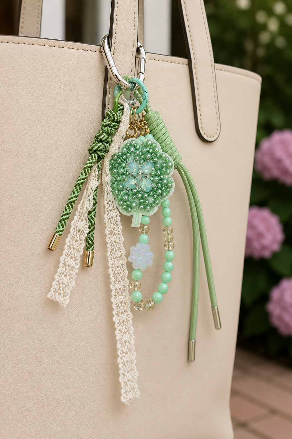 TASSENHANGER 'BLOEM' | LICHTGROEN