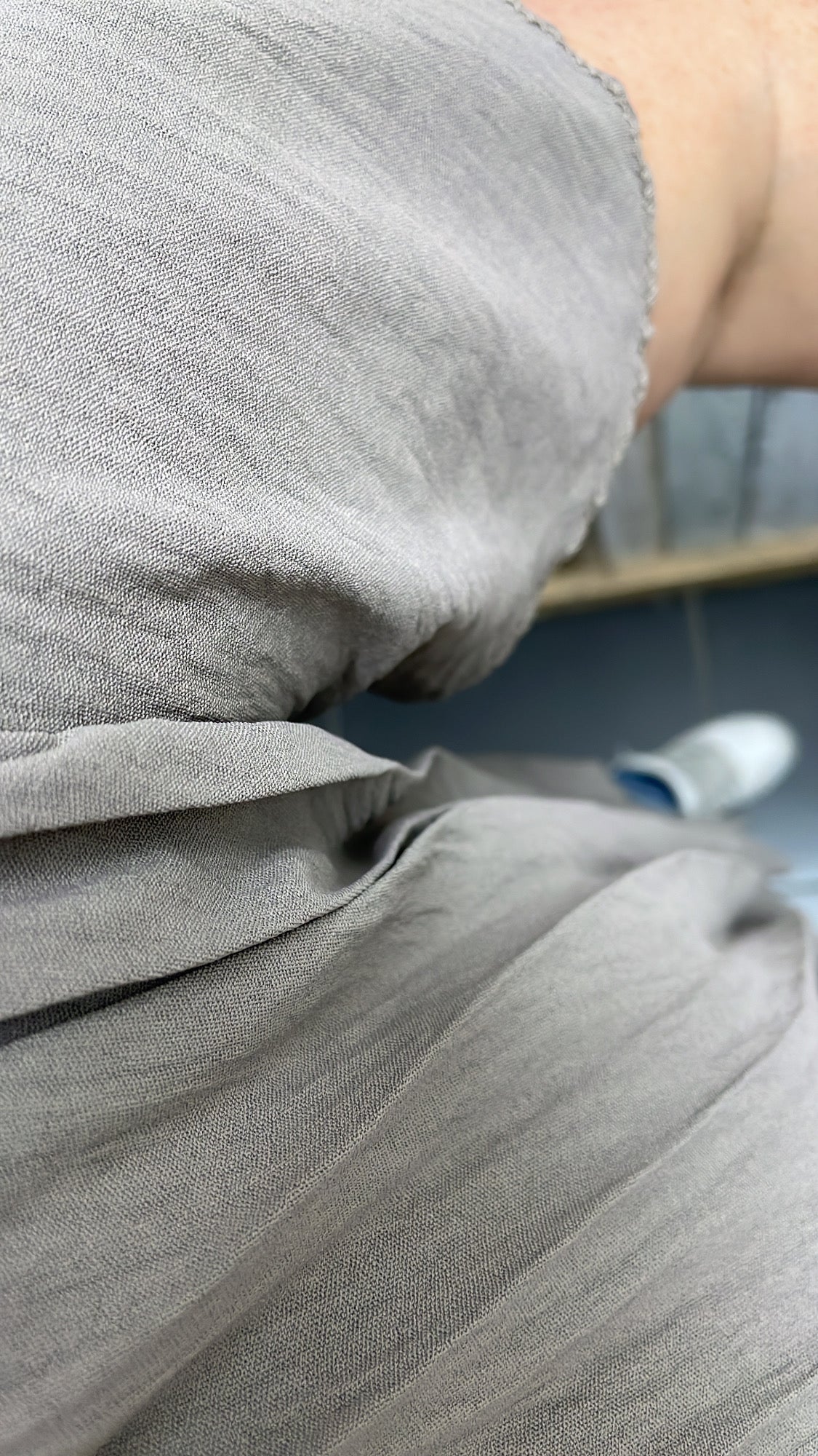 PS BLOUSE 'PLISSÉ' | GRIJS/TAUPE